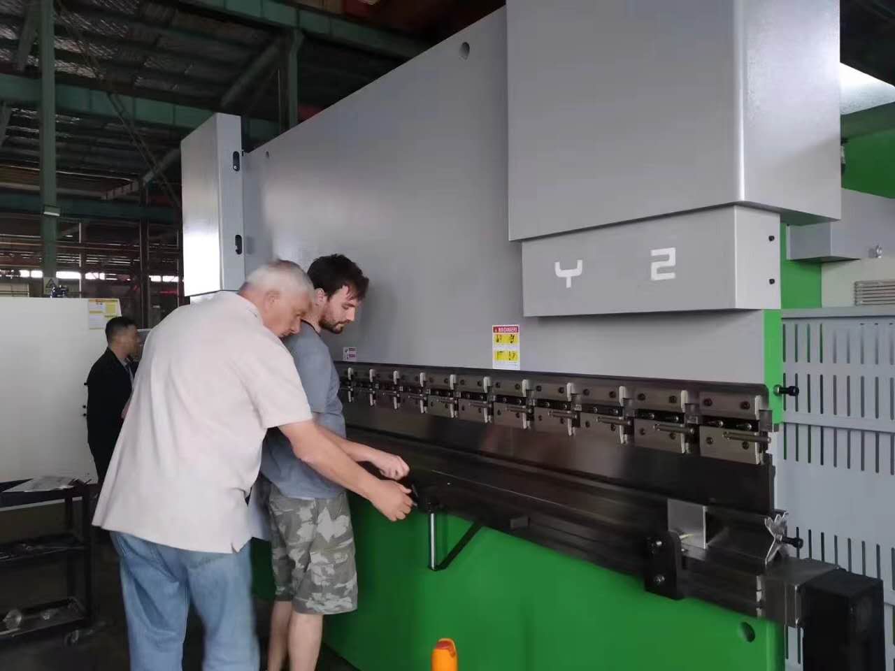 63 տոննա մետաղական պողպատե թիթեղների ճկման մեքենա Cnc հիդրավլիկ մամլիչ արգելակ մետաղի մշակման համար